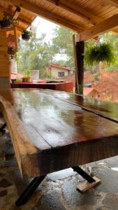 un banco de madera sentado en la parte superior de un porche en Cabañas Yasmina, en Mazamitla