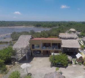 - une vue aérienne sur une maison avec une rivière dans l'établissement Luna Roja casa Frente al Mar y glamping, à San Onofre