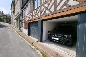 een auto is geparkeerd in een garage bij Le Vannier cute T2 of 26 m city center closed garage balcony in Honfleur