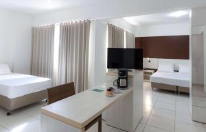 Cama ou camas em um quarto em Best Western Suites Le Jardin Caldas Novas