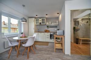 Kuchyň nebo kuchyňský kout v ubytování Lagom apartment Maribor w free parking & WiFi, tourist TAX included