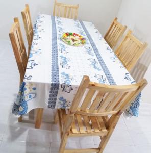 una mesa con un mantel azul y blanco en Cantinho do Sossego III - Com Lareira, en Canela