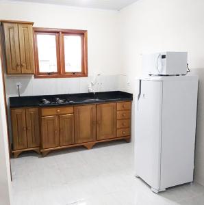 A cozinha ou cozinha compacta de Cantinho do Sossego III - Com Lareira