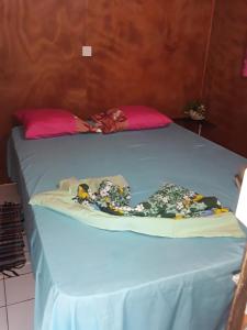 un lit bleu avec une feuille bleue dans l'établissement ROYAL Tapo-Tapo, à Patio
