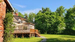 Zahrada ubytování Nasz Dębowiec - dom dla 15 osób, sauna, widok na staw, wielka działka