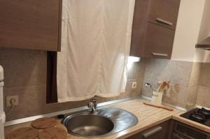 eine Küchentheke mit einem Waschbecken und einem Fenster in der Unterkunft Zagreb LAKE STAR & Included garage parking place in Zagreb