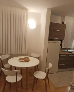 eine Küche mit einem Tisch und Stühlen im Zimmer in der Unterkunft Zagreb LAKE STAR & Included garage parking place in Zagreb