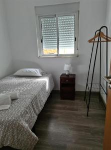 - une chambre avec un lit et une fenêtre dans l'établissement Caldas Relax & Leisure, à Caldas da Rainha
