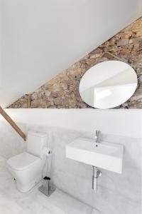 Un baño con un lavabo blanco y un espejo. en Room Lusíadas with private bathroom, en Lisboa