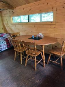 a wooden table and chairs in a cabin at Les Cabines Nordik 2.0 in Shawinigan