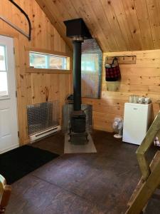 a room with a stove in a wooden cabin at Les Cabines Nordik 2.0 in Shawinigan