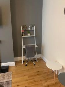 a room with a desk and a chair in a room at Gateshead Serviced Apartment Ideal for Contractors and Vacationing in Gateshead