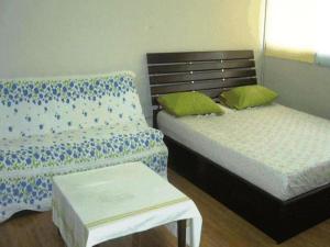 Postel nebo postele na pokoji v ubytování T8 Guest House Don Mueang Challenger triple room