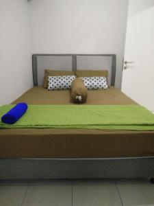 Postel nebo postele na pokoji v ubytování Apartemen Springlake Summarecon Bekasi-By Bu Johan