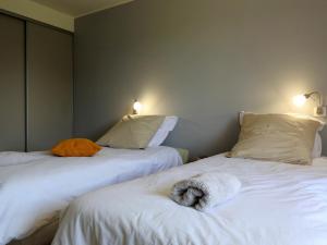 2 Betten nebeneinander in einem Zimmer in der Unterkunft Gîte Dommartin-le-Franc, 3 pièces, 4 personnes - FR-1-611-64 