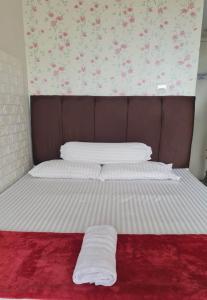 Un pat sau paturi într-o cameră la Apartemen Springlake Summarecon Bekasi-By Bu Johan