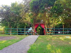 una tienda en un campo junto a una valla en ECOLIBRY Glamping Hébergement insolite en Case-Pilote