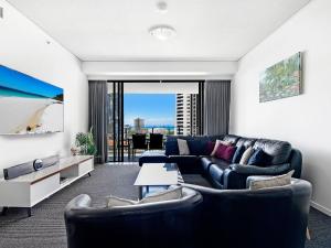 ein Wohnzimmer mit einem Sofa und einem Tisch in der Unterkunft Exceptional Value - 3 BR Apartment - Sierra Grand in Gold Coast