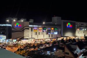 un gran edificio con señales en él por la noche en Pangsapuri Ladang Tanjung, en Kuala Terengganu