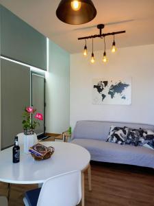 una sala de estar con una cama y una mesa en Refúgio de Pedra, en Fajã da Ovelha