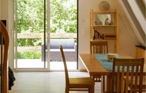 uma sala de jantar com uma mesa e cadeiras e uma janela em Awesome Home In Bibiche With Kitchenette 