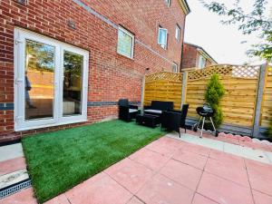 Gallery image of Watan Cottage - Spacious 3 Bedrooms Entire House With Beautiful Outdoor Garden in Manchester