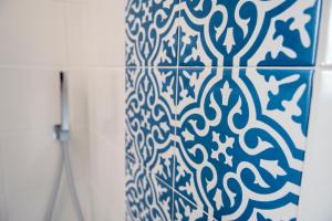 a blue and white tile wall in a bathroom at Casa Marino in Sorrento