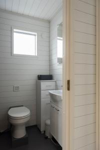 Kylpyhuone majoituspaikassa Saunalautta Sisu