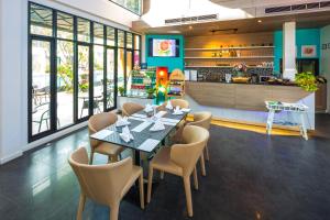 Kuchyň nebo kuchyňský kout v ubytování The Pago Design Hotel Phuket-SHA Plus