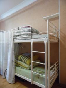 オムスクにあるМини отель "Z"の二段ベッド2組が備わる客室です。