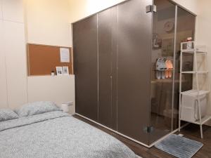 un grande armadio grigio in una camera da letto con un letto di 光鹿旅人短期月租出租 a Tanzi