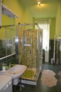 ein Bad mit einer Dusche und einem Waschbecken in der Unterkunft Green Quercia Apartment in Como