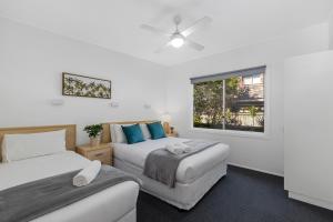 A bed or beds in a room at Ocean Park Motel & Holiday Apartments