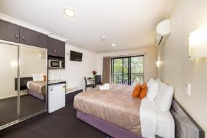 Habitación de hotel con 2 camas y cocina en Dalby Fairway Motor Inn en Dalby