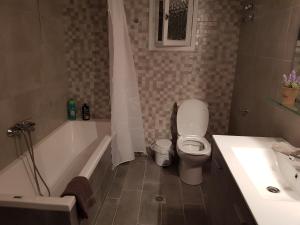 A bathroom at Harmony Apartment Kavala