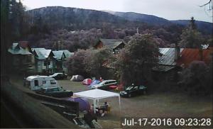 a view of a house with a tent and a field at Camping Aviator Busteni, Parcela campare Corturi in Buşteni