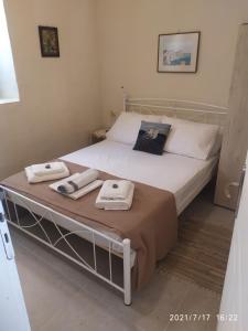 a bedroom with a bed with two towels on it at MARITSA COUNTRY HOME in Fternón