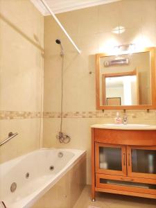 Phòng tắm tại Luxury Apartment Ocean View by Be Cherish