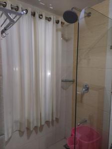 Hotel Grand Habib في سريناغار: حمام مع دش مع ستارة دش