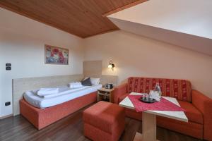 Postel nebo postele na pokoji v ubytování Hotel Weinbauer