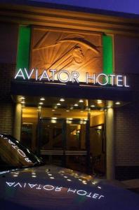 um carro estacionado em frente a um hotel em The Aviator Hotel em Northampton