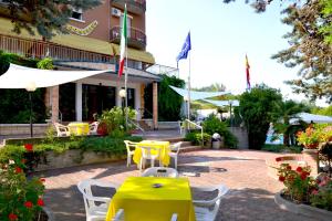 Gallery image of Hotel Boomerang - Check-in & Meals in front at hotel Sporting in Tabiano +45 photos