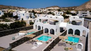 נוף של הבריכה ב-Modern Dome Homes Of Santorini או בסביבה