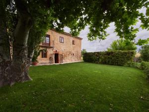 an external view of the house with a large yard at Posada de San Millán in Sepúlveda