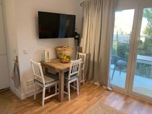 Televízia a/alebo spoločenská miestnosť v ubytovaní CANYAMEL Apt 3A CALA VARQUES 100 mts from Canyamel Beach POOL CHILL-OUT TERRACE WITH AWESOME VIEWS