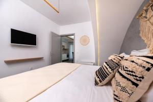 Llit o llits en una habitació de Modern Dome Homes Of Santorini