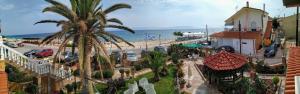 widok na ośrodek z palmami i ocean w obiekcie Palm Garden Villa w mieście Orfánion