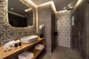 y baño con lavabo y espejo. en Modern Dome Homes Of Santorini, en Perissa