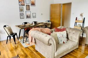ein Wohnzimmer mit Sofa und Tisch in der Unterkunft Luxury, centrally located 2 bed modern apartment in Great Yarmouth