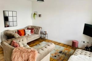 ein Wohnzimmer mit zwei Sofas und einem Fernseher in der Unterkunft Luxury, centrally located 2 bed modern apartment in Great Yarmouth + 16 Fotos